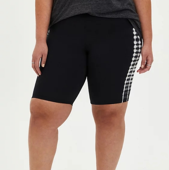 BLACK SIDE TIE DYE BIKER SHORT - Picture 2 of 5